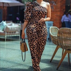 Women sexy summer 1 shoulder leopard jumpsuit.